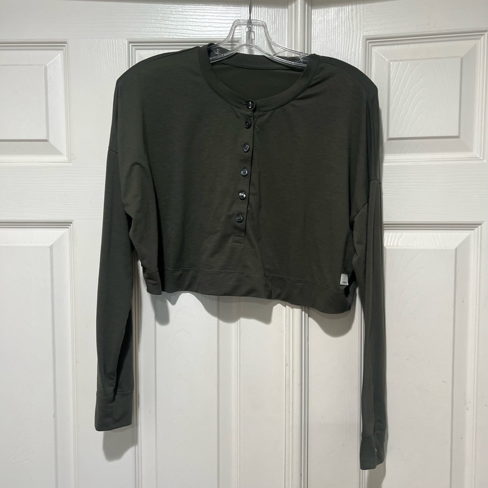 Vuori Size small Avalon Henley Crop‎ Oregano Long Sleeve Shirt Top Fitness